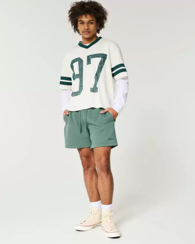 Hollister Feel Good lösa shorts i fleece på mitten av låret Hollister Feel Good lösa shorts i fleece på mitten av låret