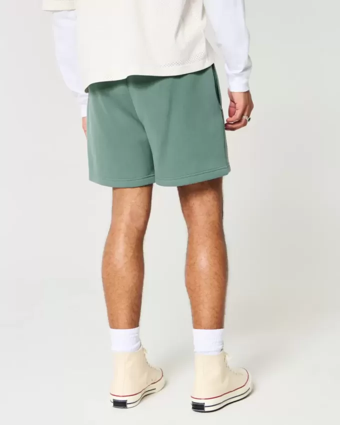 Hollister Feel Good lösa shorts i fleece på mitten av låret Hollister Feel Good lösa shorts i fleece på mitten av låret