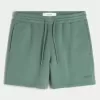 Hollister Feel Good lösa shorts i fleece på mitten av låret Hollister Feel Good lösa shorts i fleece på mitten av låret