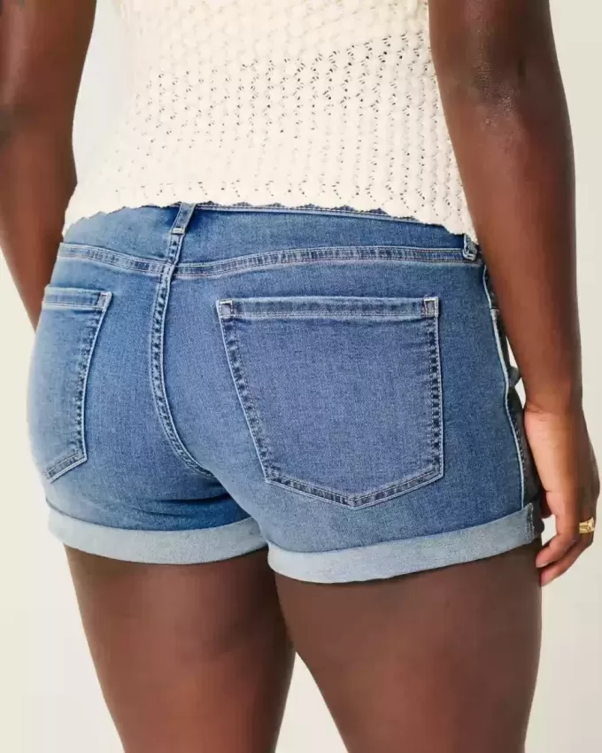 Kurviga, låga medeltvättade shorts i denim Kurviga, låga medeltvättade shorts i denim