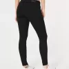 Kurviga låga svarta superskinny jeans