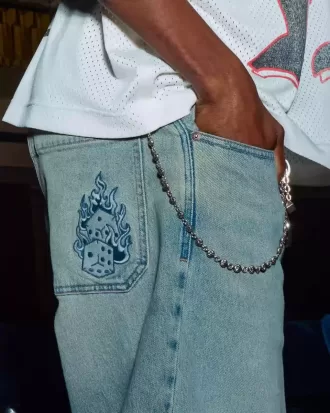 Light Wash Broderade Tärningar Skater Baggy Jeans