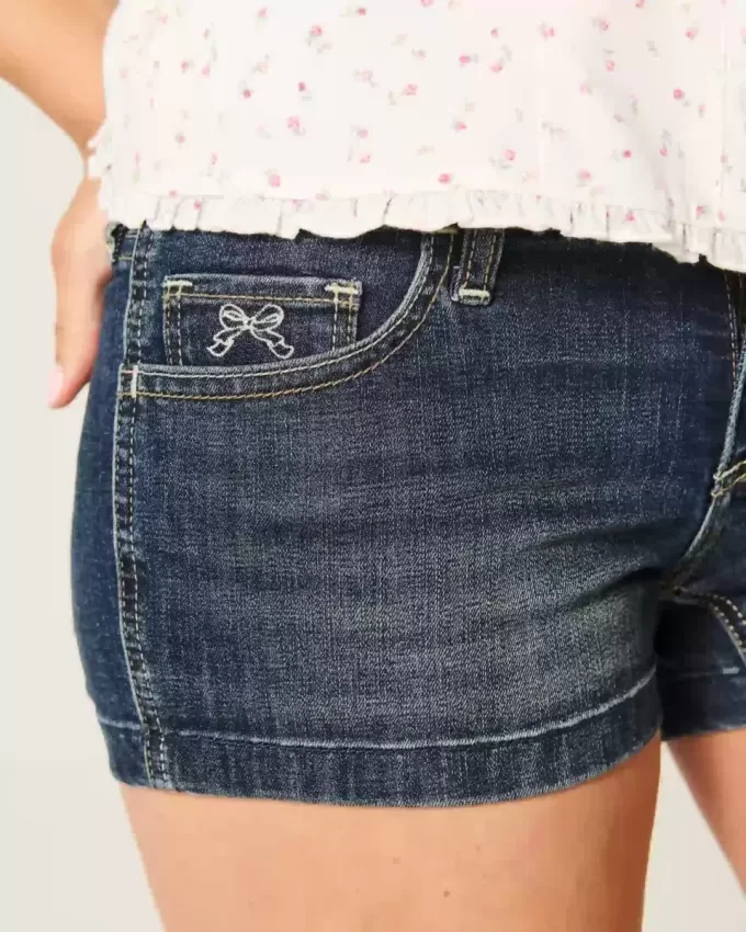 Low-Rise Dark Wash Broderade Shortie Shorts i denim Low-Rise Dark Wash Broderade Shortie Shorts i denim