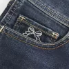 Low-Rise Dark Wash Broderade Shortie Shorts i denim Low-Rise Dark Wash Broderade Shortie Shorts i denim