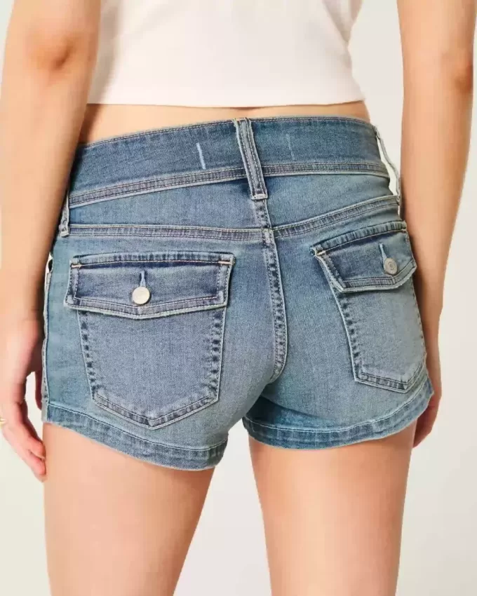 Low-Rise Light Wash Shortie Shorts i denim Low-Rise Light Wash Shortie Shorts i denim