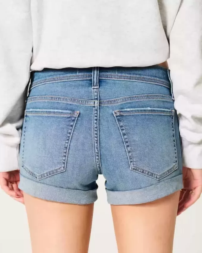 Low-Rise medeltvätt shortie i denim Low-Rise medeltvätt shortie i denim