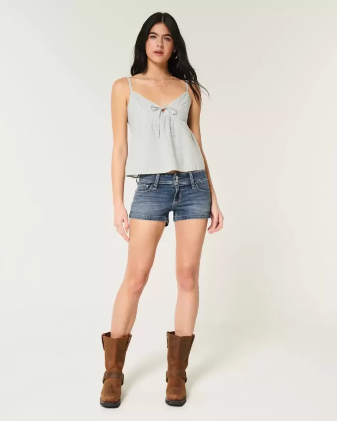Low-Rise medeltvätt shortie i denim Low-Rise medeltvätt shortie i denim