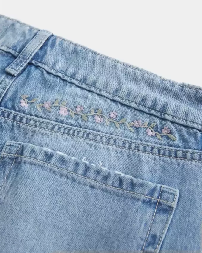 Low-Rise Medium Wash Floral Brodery Baggy Jeans Low-Rise Medium Wash Floral Brodery Baggy Jeans