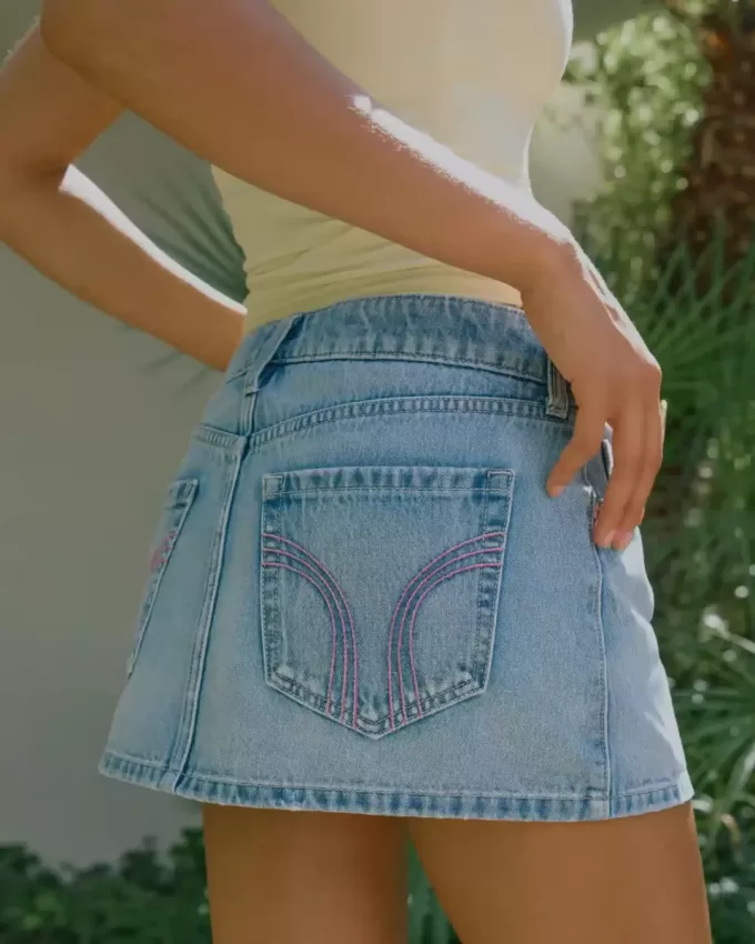 Low-Rise Pink Brodered Light Wash Denim Mini Skort Low-Rise Pink Brodered Light Wash Denim Mini Skort