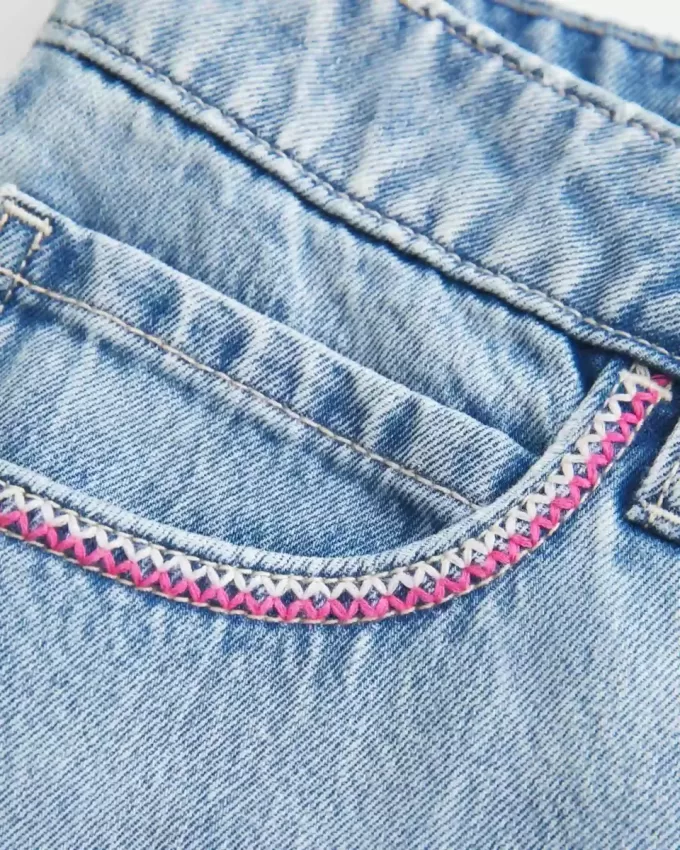 Low-Rise Pink Brodered Light Wash Denim Mini Skort Low-Rise Pink Brodered Light Wash Denim Mini Skort