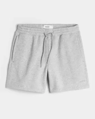 Lös fleeceshorts på mitten av låret