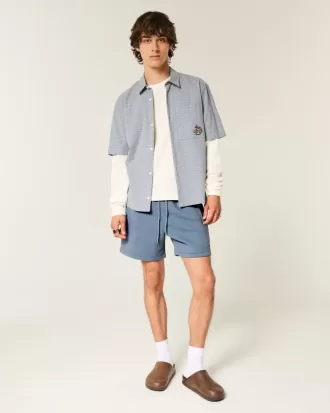 Lös fleeceshorts på mitten av låret
