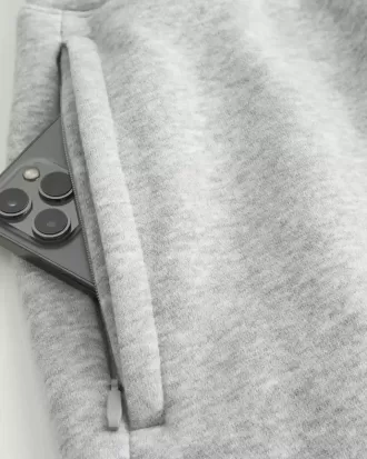 Lös fleeceshorts på mitten av låret