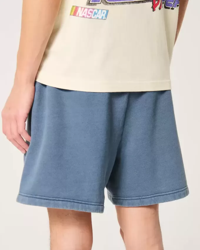Lös fleeceshorts på mitten av låret
