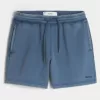 Lös fleeceshorts på mitten av låret