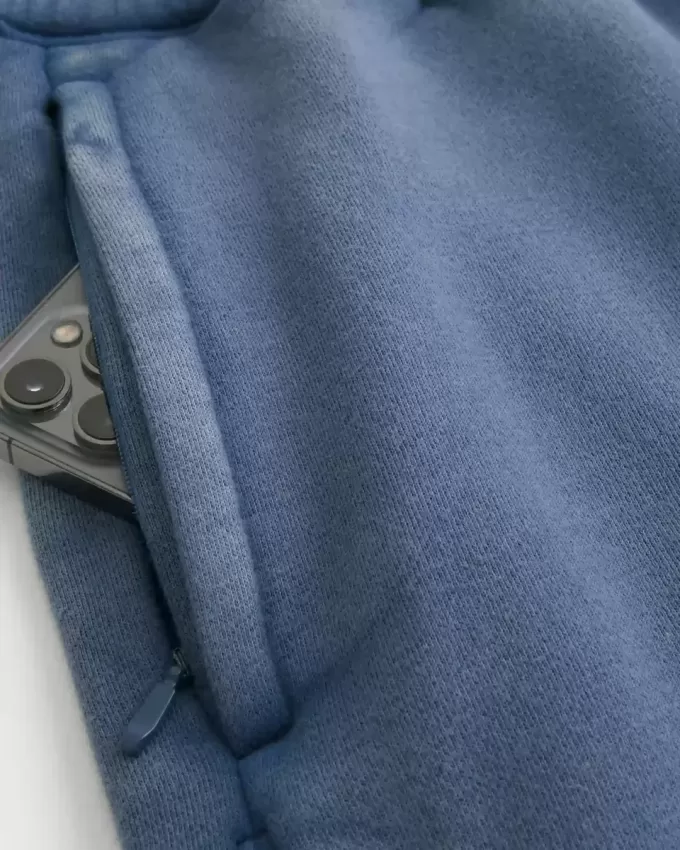 Lös fleeceshorts på mitten av låret