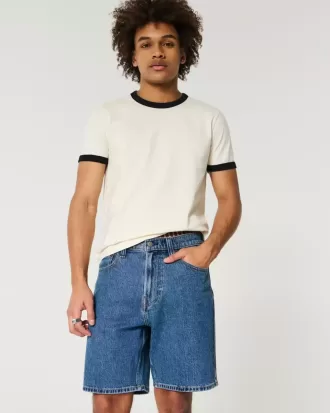 Lösa jeansshorts ovanför knäet