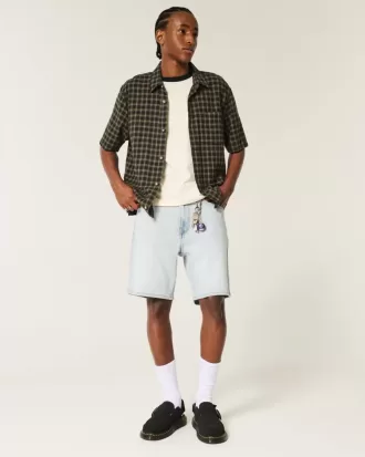 Lösa jeansshorts ovanför knäet