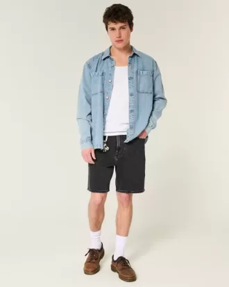 Lösa jeansshorts ovanför knäet