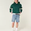 Lösa jeansshorts ovanför knäet