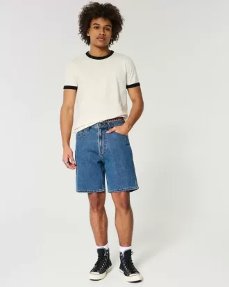 Lösa jeansshorts ovanför knäet