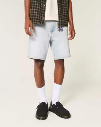 Lösa jeansshorts ovanför knäet