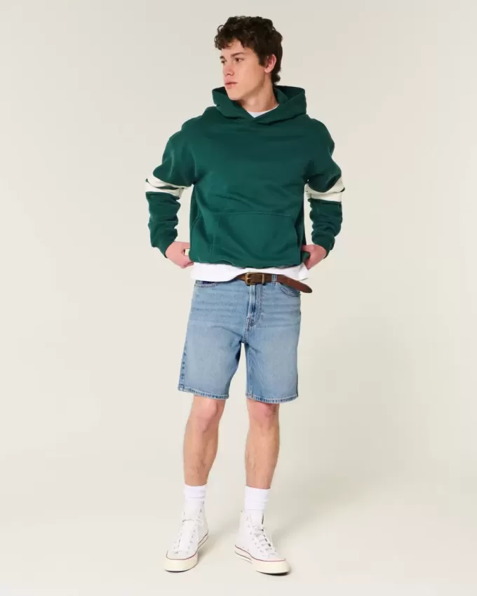 Lösa jeansshorts ovanför knäet