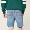 Lösa jeansshorts ovanför knäet