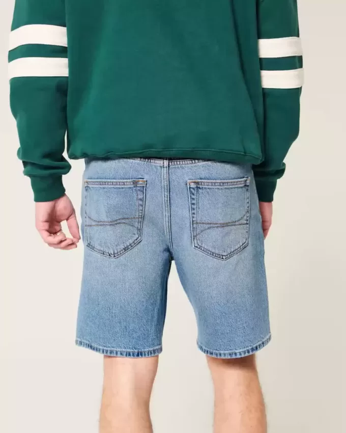 Lösa jeansshorts ovanför knäet