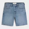 Lösa jeansshorts ovanför knäet