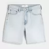 Lösa jeansshorts ovanför knäet Lösa jeansshorts ovanför knäet
