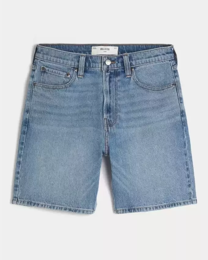 Lösa jeansshorts ovanför knäet