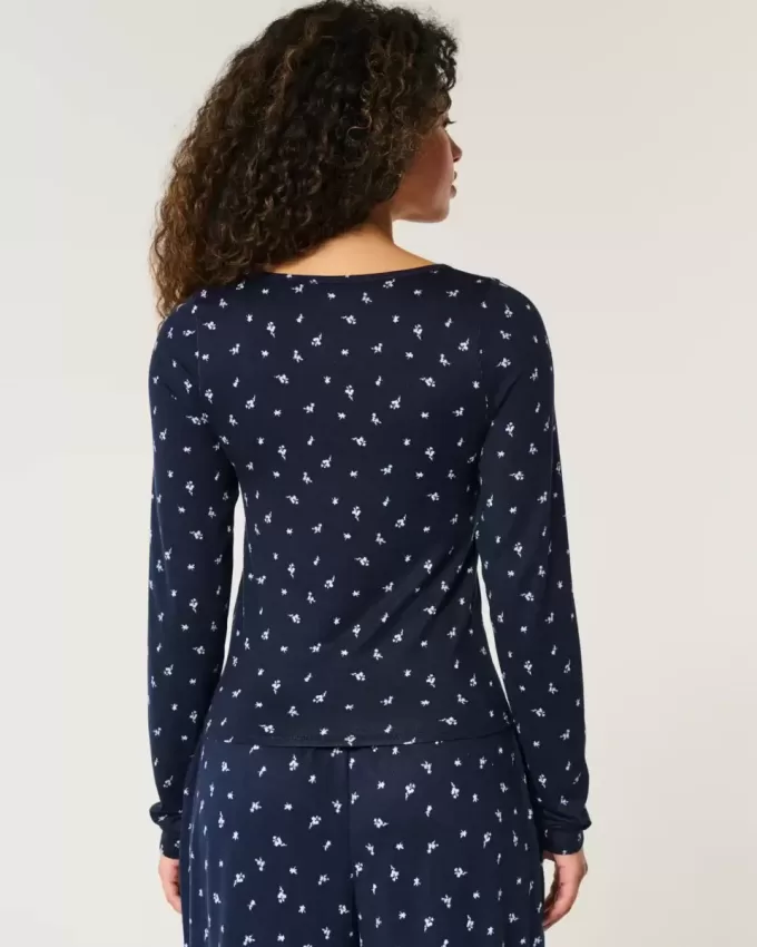 Mysig pyjamastopp i blommönster Mysig pyjamastopp i blommönster