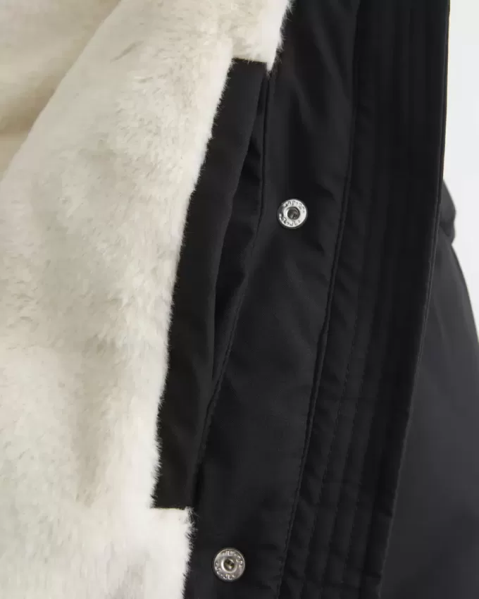 Pufferjacka med fuskpälsfodrad Pufferjacka med fuskpälsfodrad