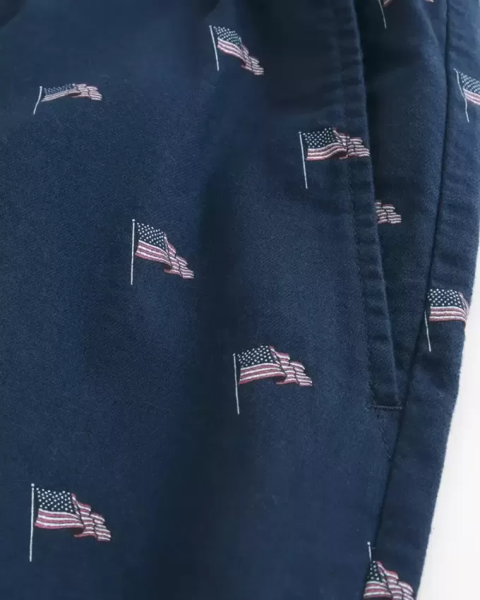 Pull-On Shorts i mitten av låret med amerikansk flagga