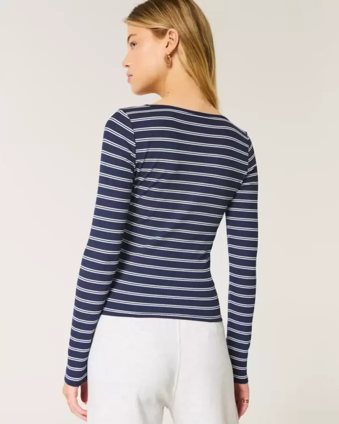 Ribbstickad sömlös topp med fyrkantig hals Ribbstickad sömlös topp med fyrkantig hals