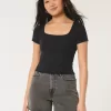 Ribbstickad t-shirt med fyrkantig hals Ribbstickad t-shirt med fyrkantig hals