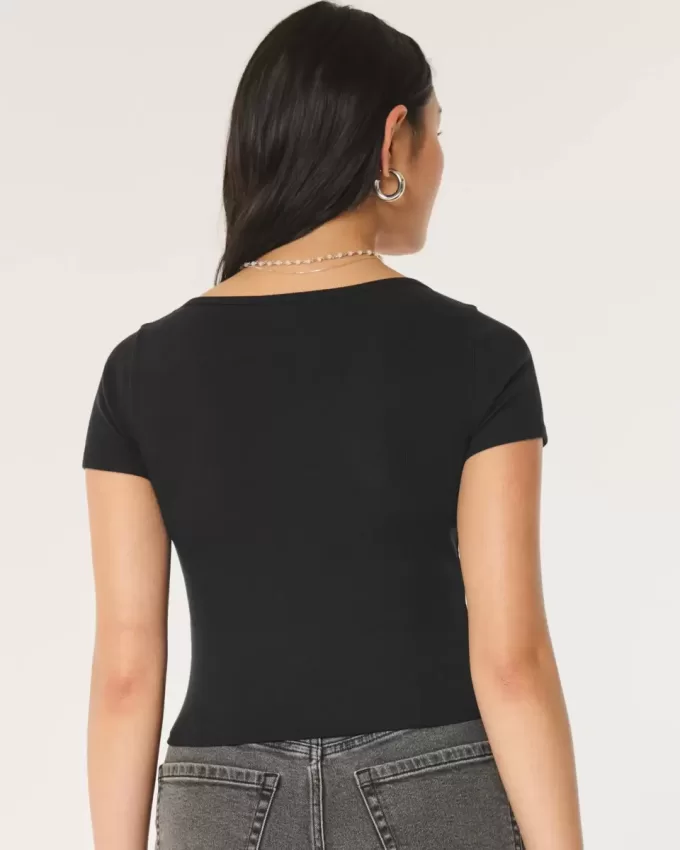 Ribbstickad t-shirt med fyrkantig hals Ribbstickad t-shirt med fyrkantig hals