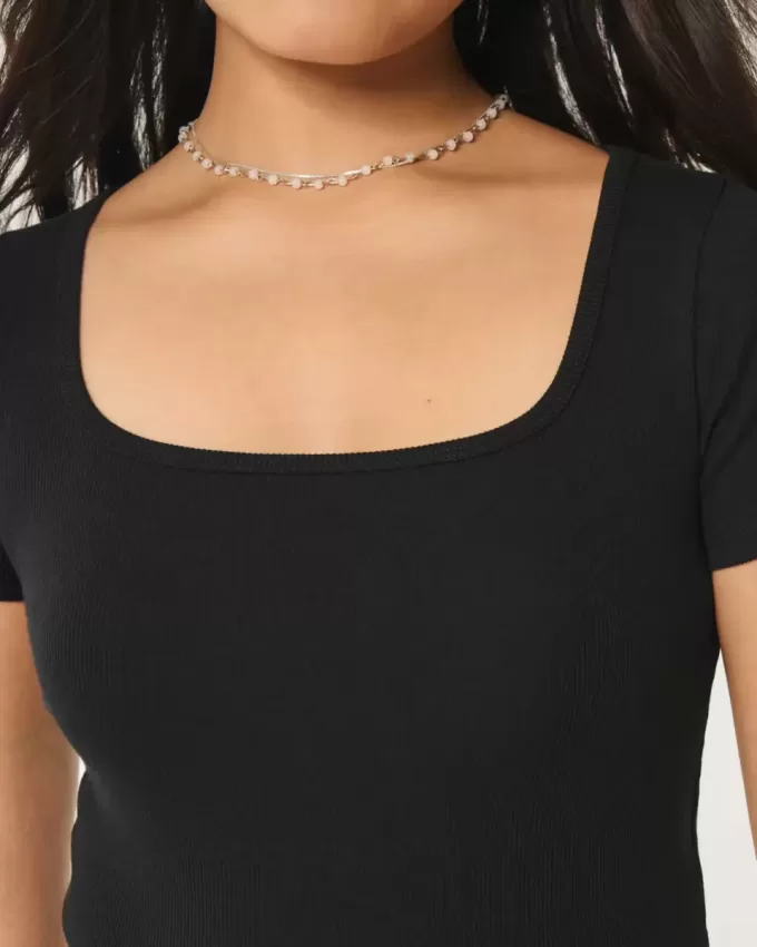 Ribbstickad t-shirt med fyrkantig hals Ribbstickad t-shirt med fyrkantig hals