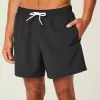 Seersucker volley badshorts på mitten av låret Seersucker volley badshorts på mitten av låret
