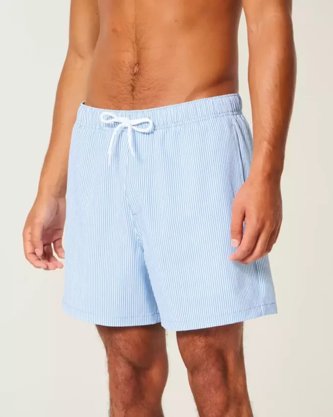 Seersucker volley badshorts på mitten av låret Seersucker volley badshorts på mitten av låret