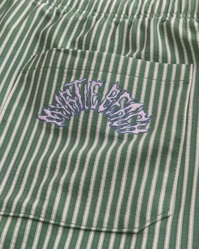 Seersucker volley badshorts på mitten av låret Seersucker volley badshorts på mitten av låret