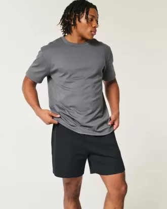 Svalkande fleeceshorts på mitten av låret