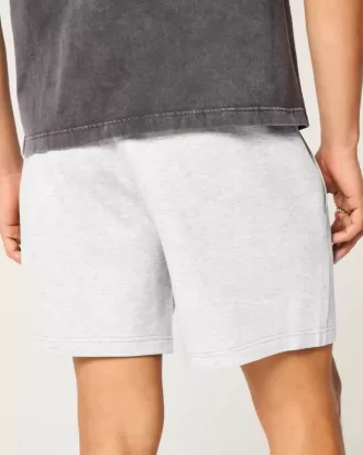 Svalkande fleeceshorts på mitten av låret