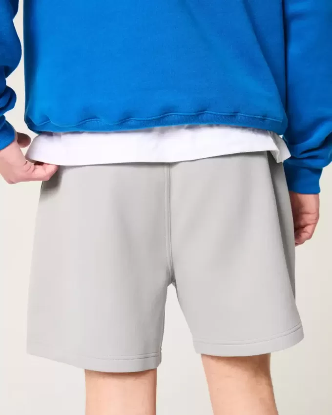 Svalkande fleeceshorts på mitten av låret Svalkande fleeceshorts på mitten av låret