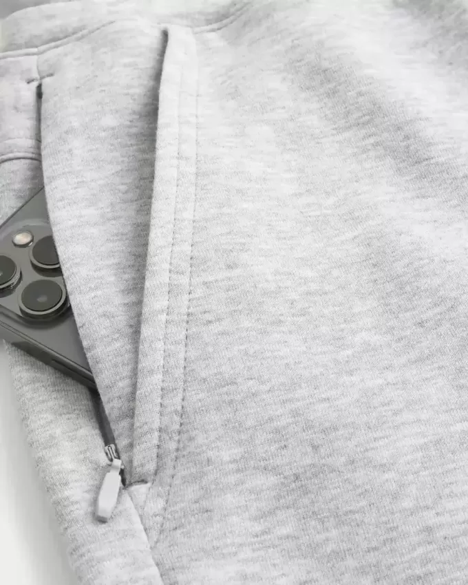 Svalkande fleeceshorts på mitten av låret Svalkande fleeceshorts på mitten av låret