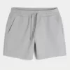 Svalkande fleeceshorts på mitten av låret Svalkande fleeceshorts på mitten av låret