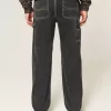 Tvättade svarta lösa målarjeans Tvättade svarta lösa målarjeans
