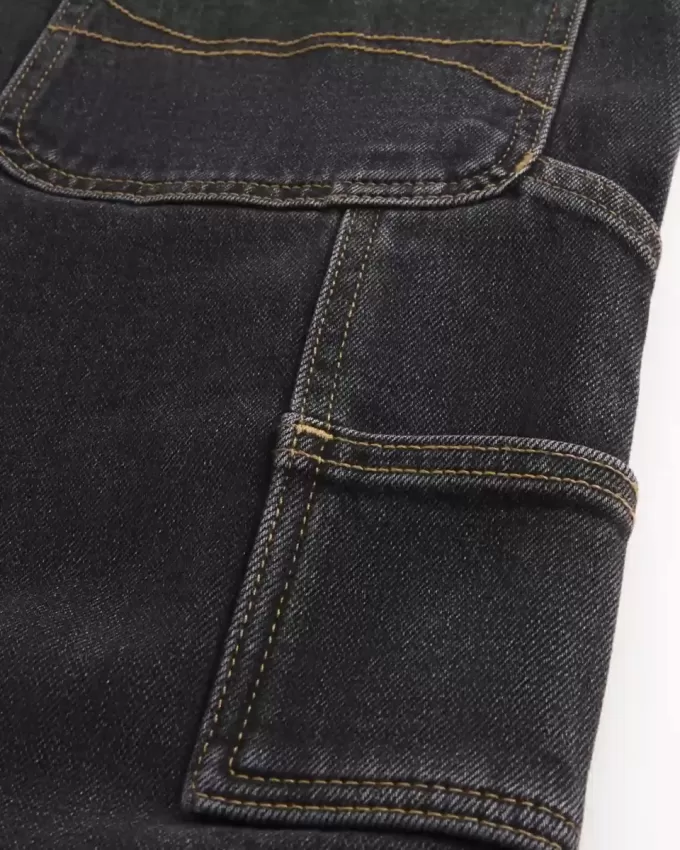Tvättade svarta lösa målarjeans Tvättade svarta lösa målarjeans