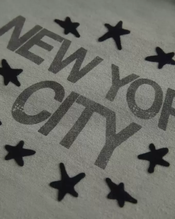 Twisted Off-the-Soulder New York City grafisk t-shirt Twisted Off-the-Soulder New York City grafisk t-shirt